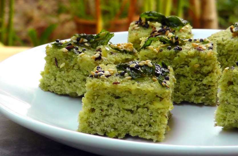 Palak Sprouted Moong Dhokla